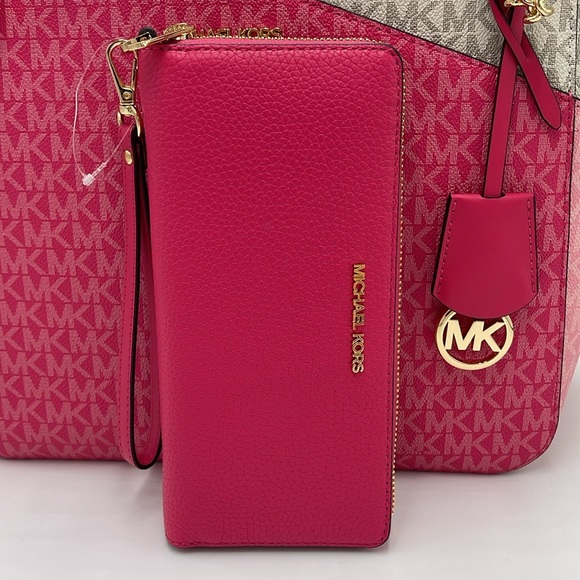 MICHAEL KORS
Leather Continental Wristlet Phone Case Wallet
Electric Pink
NWT - Picture 2 of 16